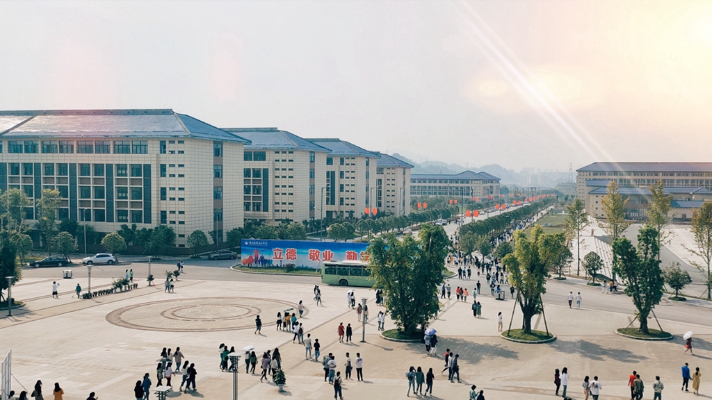 新校区主教楼楼前广场